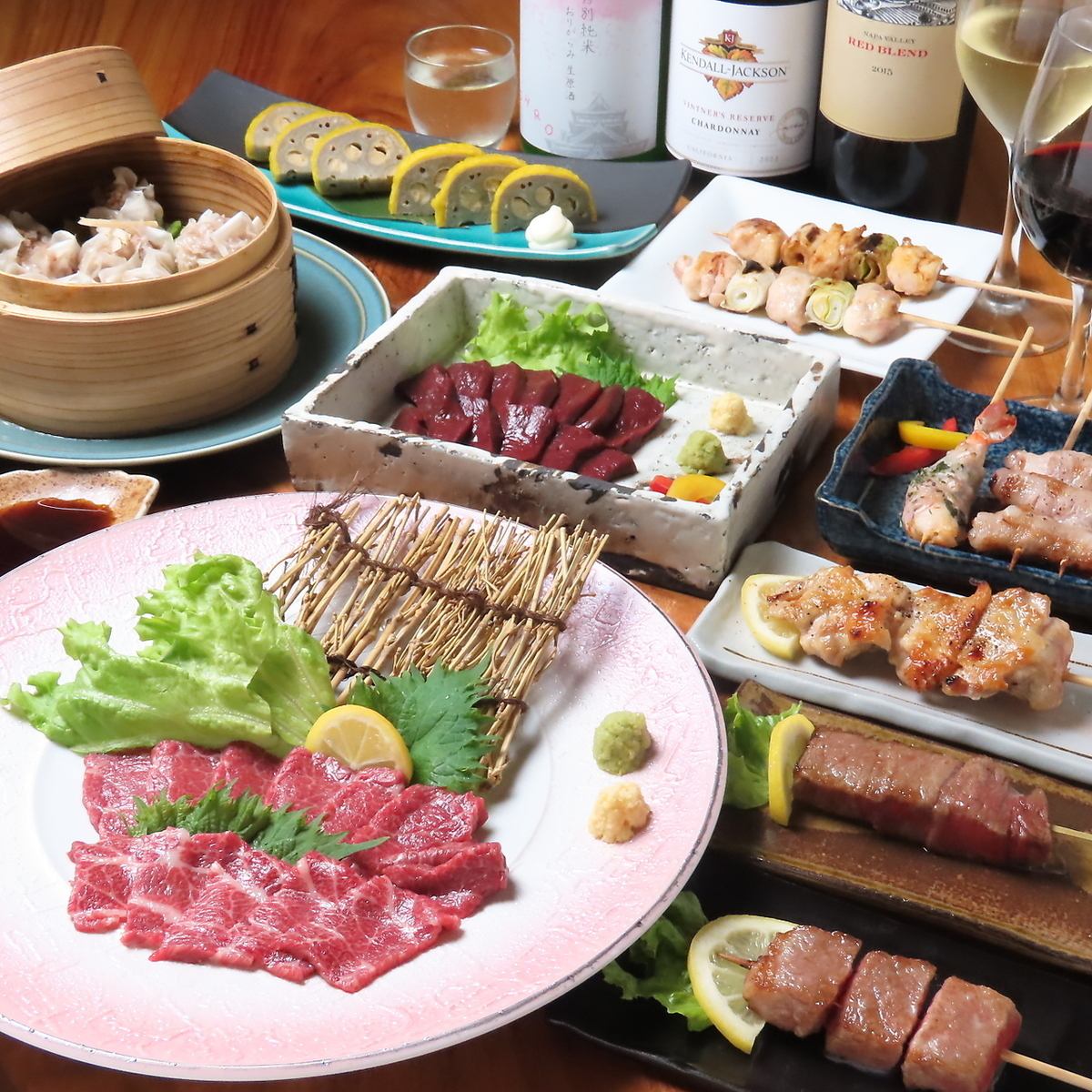 当店自慢の黒毛和牛串や日本酒、ワインが堪能できる。あわせてお召し上がりください。