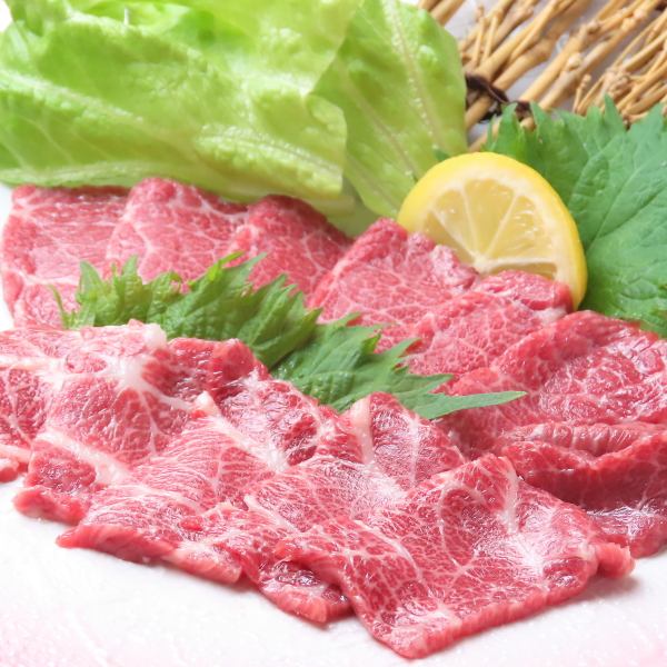 仕切りのついたテーブル席が3ご用意ございます。人数に応じて席を横に繋げることも可能です。仲間内でワイワイ盛り上がってもよし。当店自慢の串焼きやお酒と共にお楽しみください。木のぬくもりを感じさせる暖かみのある店内はご友人やご家族とも気兼ねなくご来店ください。大切な方々と至福のひと時をお過ごしください。