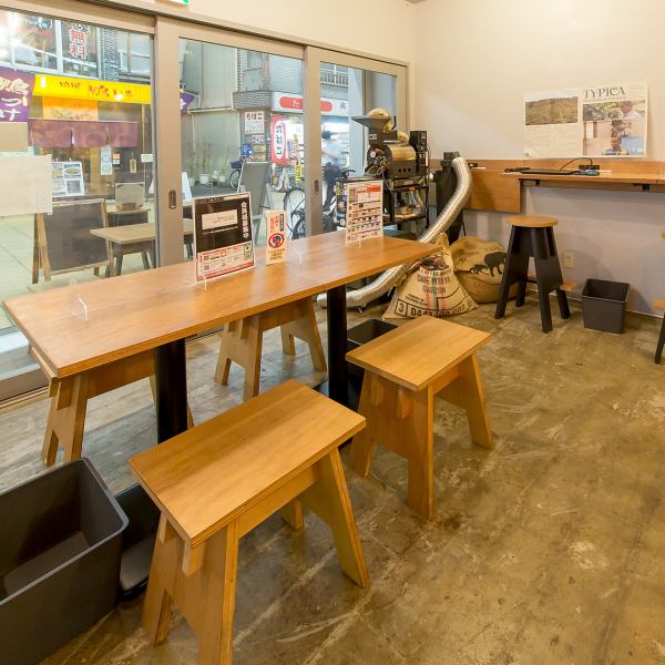 [Table seating for 2 people x 2 tables] This is a restaurant with an atmosphere where people of all ages, regardless of gender, can casually drop by with friends or after work.You can also take out our home-roasted coffee.Plus, if you bring your own tumbler, you'll get a 50 yen discount!