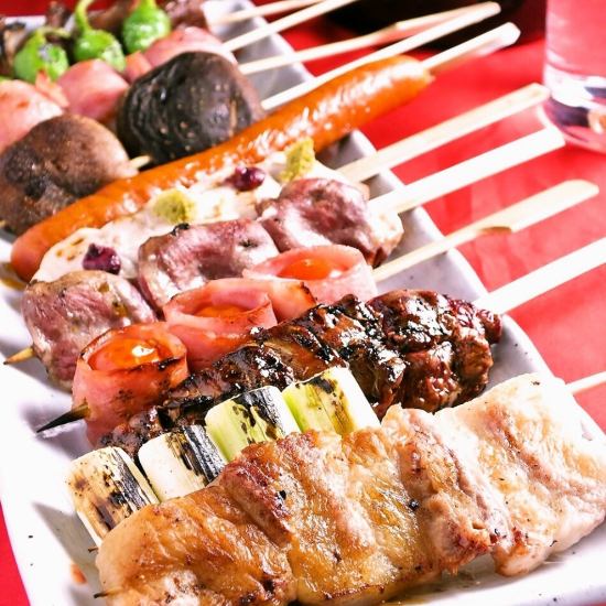 定番の焼鳥に加えて、豚バラねぎ味噌や馬ヒモなど種類が豊富！