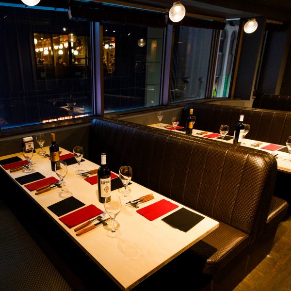 一面の窓が開放的な空間を演出！2名様～大人数宴会まで様々な用途にどうぞ！新宿での飲み会・宴会・デート・合コン・女子会に◎