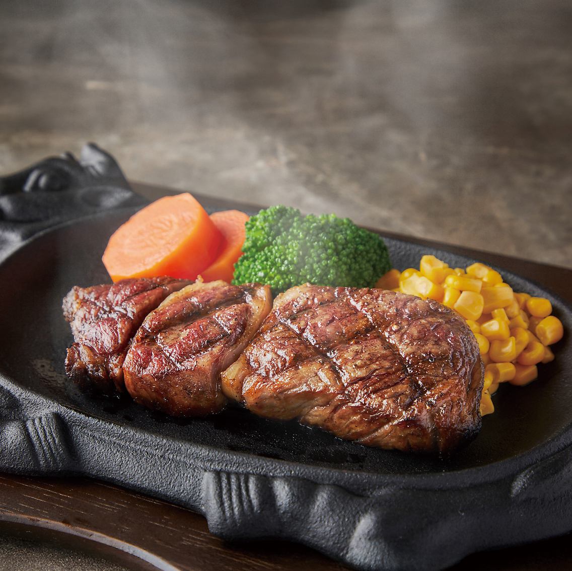 落ち着いた雰囲気で黒毛和牛のステーキをお楽しみください。