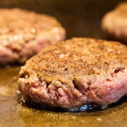 最高品質の黒毛和牛100%で作られたハンバーグは必食。