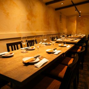 木の温もりを感じるインテリアとゆったりしたテーブル配置で、友人や家族とのリラックスした食事に最適。大きな窓から光が差し込む開放的な空間です。