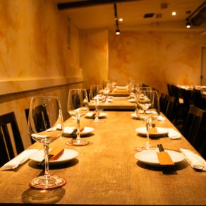 ゆったりしたテーブル席が並ぶ広々とした店内は、一面の窓が開放感を演出。肉料理の醍醐味を引き立てるシンプルでモダンな空気が流れます。