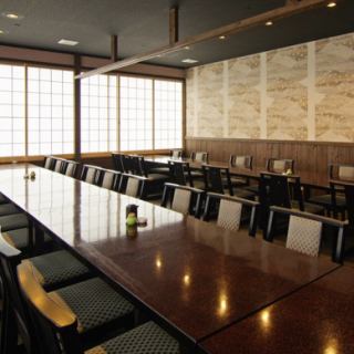 세련된 일본식 공간.3 층 살롱은 40 명 한자리에 모임시키는 다다미 방.사지에 부담이 적은 테이블 석으로되어 있으므로, 누구에 의해서도 느긋하게 즐기실 수 있습니다.