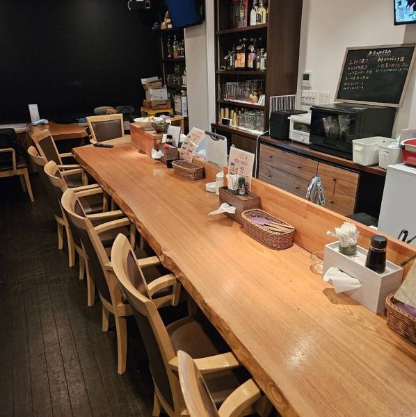 ≪ゆったりとくつろげるアットホームな空間≫カウンター席・BOX席完備◆おひとり様から友人との飲み会などのご利用人数に合わせて最適なお席をご提案いたします！おくつろぎいただける雰囲気ですので、ちょい飲みや女子会、ご家族での外食、ご宴会でのご利用にもおすすめです。皆様のご来店を心よりお待ちしております♪