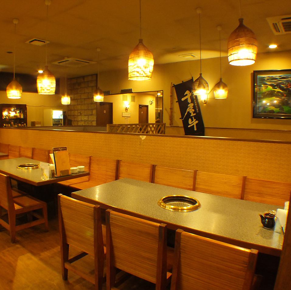 The calm interior is perfect for joint parties and dates♪