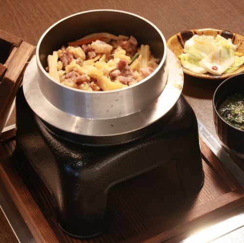 【名物】香り豊かな地鶏の旨みが詰まった絶品とり釜飯