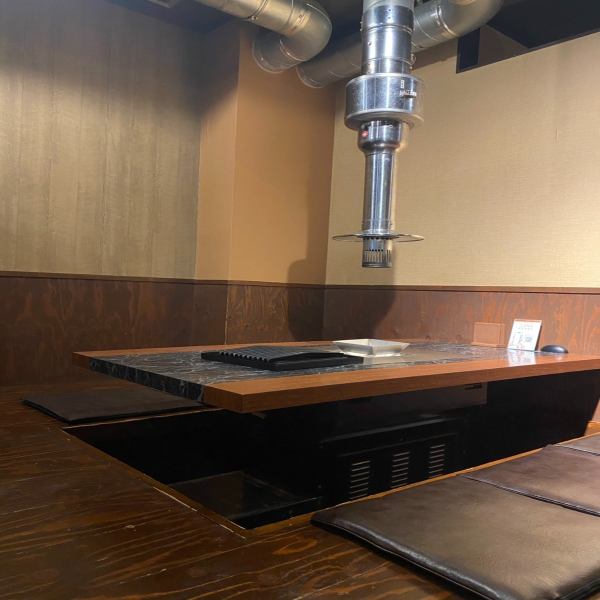 【飲み会やお食事にピッタリ】掘りごたつのあるお席は、気兼ねなく過ごせるプライベート空間です◎ゆったりとおくつろぎいただけるお席で、美味しい鶏料理に舌鼓…♪ご家族でゆっくりお食事を楽しむも良し、気の置けない仲間との楽しいひとときをお過ごしいただくも良し！美味しい料理やドリンクを囲んで、乾杯しましょう！