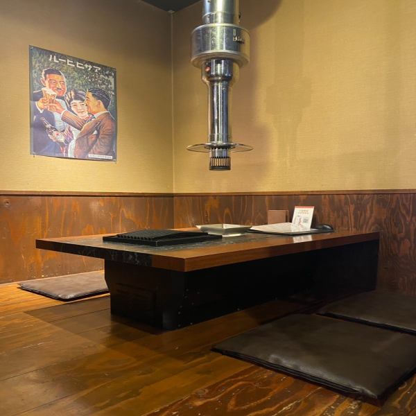 【レトロな雰囲気溢れるお席♪】どこか懐かしい雰囲気のレトロな空間で、いつもの仲間や職場の同僚と美味しい鶏調理に乾杯★ゆったりとお過ごしいただけるこちらのお席では、いつもは出来ない深い話も出来るかも◎飲み会にピッタリの90分飲み放題付きのコースもご用意しておりますので、是非楽しい時間をお過ごしください！