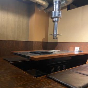 【掘りごたつのお席あります】足を下ろして楽に過ごせる掘りごたつのお席も4席ご用意しております♪職場でのちょっとした打ち上げや、歓送迎会＆忘新年会等にもピッタリ☆6名様までご利用いただけますので、是非お気軽にご利用ください◎美味しい鶏料理やお酒、お好みのドリンクを囲んで楽しいひとときをお過ごしください！