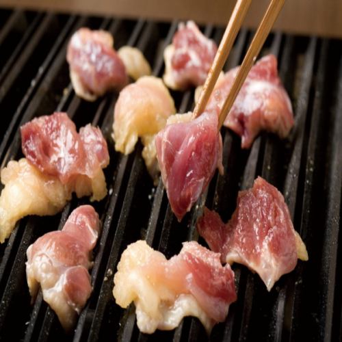 地鶏の旨さを最大限に引き出すこだわりの炭焼き！