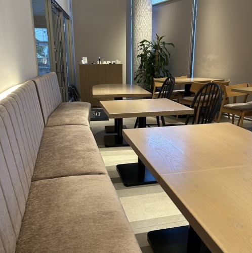 There are sofa seats available. Tables can be connected to accommodate up to 12 people.