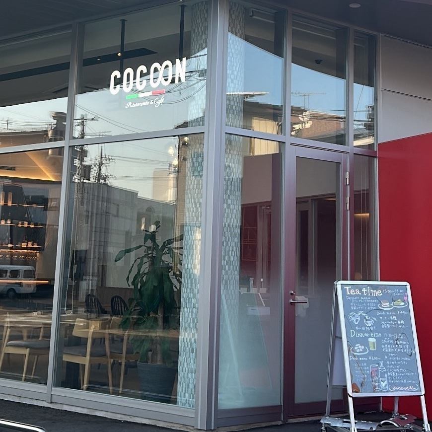 ランチ、カフェタイム、ディナーも東口で営業中！