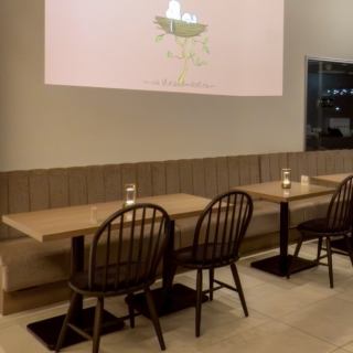 提供沙發座位！可合併餐桌，最多可容納12人。