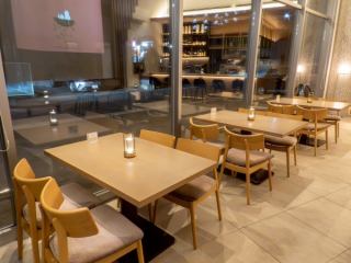 靠窗的座位給人一種非常開闊寬敞的感覺！