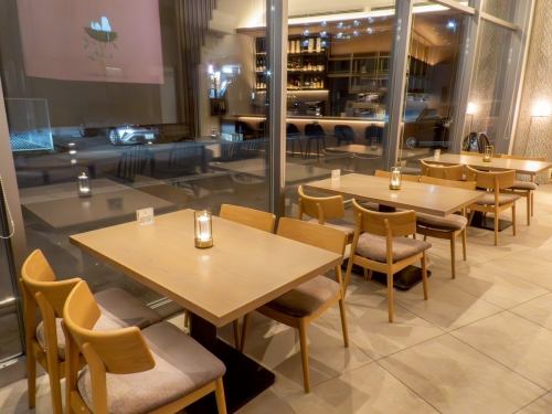 靠窗的座位給人一種非常開闊寬敞的感覺！