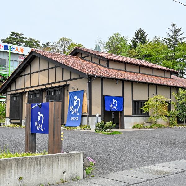 趣深い木造建築に、凛とした青の暖簾が映える和の佇まい。静かな自然に囲まれ、どこか懐かしさを感じる落ち着いた雰囲気の中で、ゆったりと本格うなぎ料理をお楽しみいただけます。ぜひお気軽にお越しください!