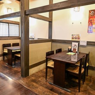 有可供四人就座的桌子。現代整齊的桌椅。推薦用於休閒用餐。