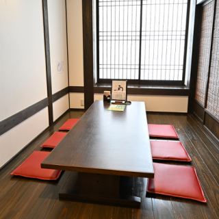 這是一個下沉式被爐座位區，可容納六人。寬敞的空間，讓您可以舒展雙腿、放鬆身心。適合家庭和聚會