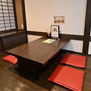 這是一個可供四人使用的下沉式被爐座位區。請在寧靜的日式氛圍中享受輕鬆的用餐體驗。