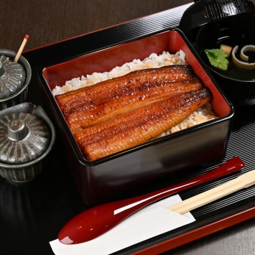 Lined up eel box: Pine, bamboo, and plum