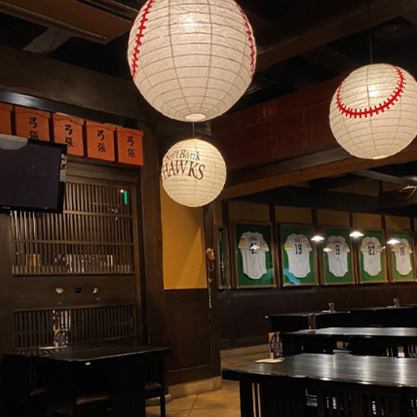 【3月3日リニューアル!!】店舗内の装飾はそのままに、月間80万本売り上げる“博多ぐるぐるとりかわ”を中心におつまみや定食メニューなどを幅広くご用意。お座敷もございますので、ご家族連れでのご利用や各種宴会にもピッタリ。野球観戦の前後に、ホークスグッズに囲まれ広々とした空間でゆっくりとお過ごしいただけます