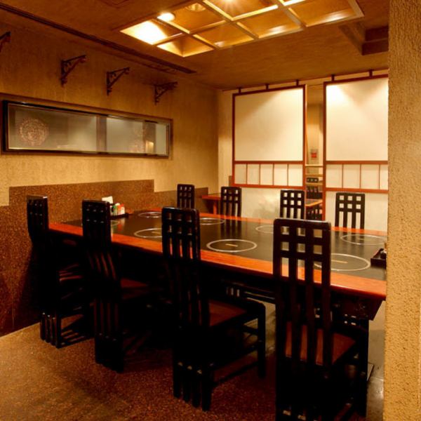 [Table seats] We have semi-private rooms for 8 people and table seats that can be used for private banquets for 18 to 24 people.