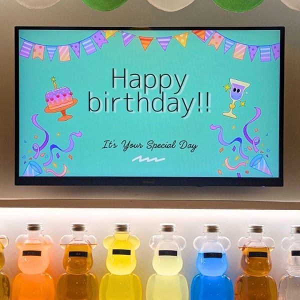 【ディスプレイや内装変更でアレンジした貸切空間】貸切時は店内ディスプレイの利用やレイアウト変更が可能。送別会では思い出写真を、誕生日では動画を上映したり、装飾を変えたりと自由に演出できます。