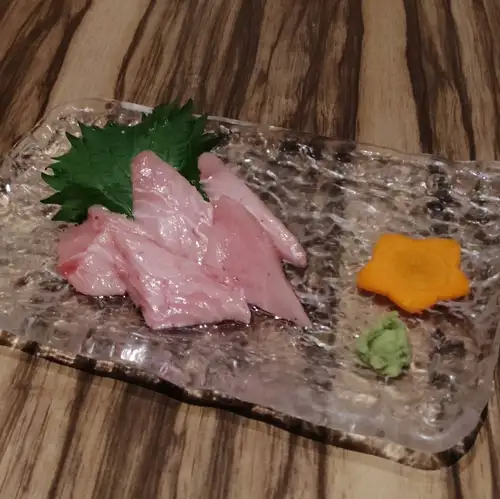 Sashimi of tuna head meat