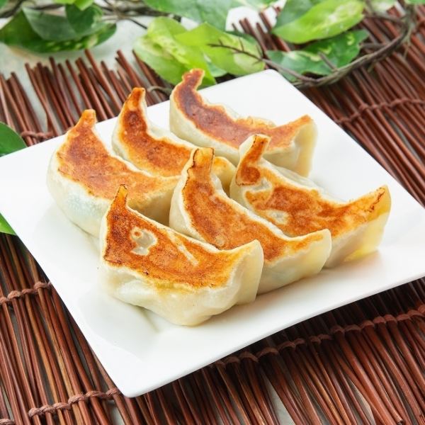 【名物】ジャンボ焼き餃子　並盛(3個)450円/大盛(6個)850円(税込)