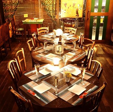 Large table for 10 to 12 people