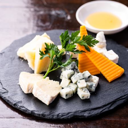 Assortment of 5 kinds of cheese