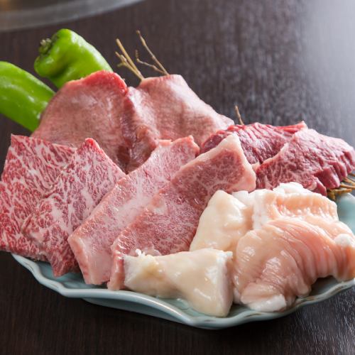 タンとハラミの焼肉定食（日替り4種とタンとハラミ各2切、小鉢付き）※黒毛和牛タン、USハラミ