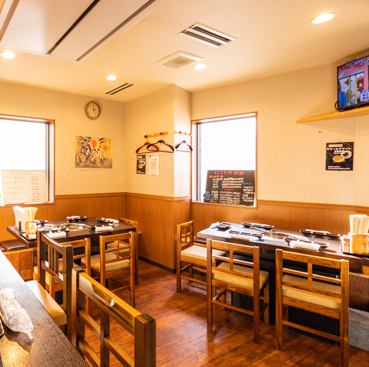 【様々なシーンでご利用いただけます】どこか懐かしさを感じさせる落ち着いた雰囲気の店内は、お一人さまから、接待、各種宴会まで幅広いシーンでご利用いただけます。広々としたテーブル席は、大人数でのご利用に最適◎※貸切も承ります。お気軽にお問い合わせください！