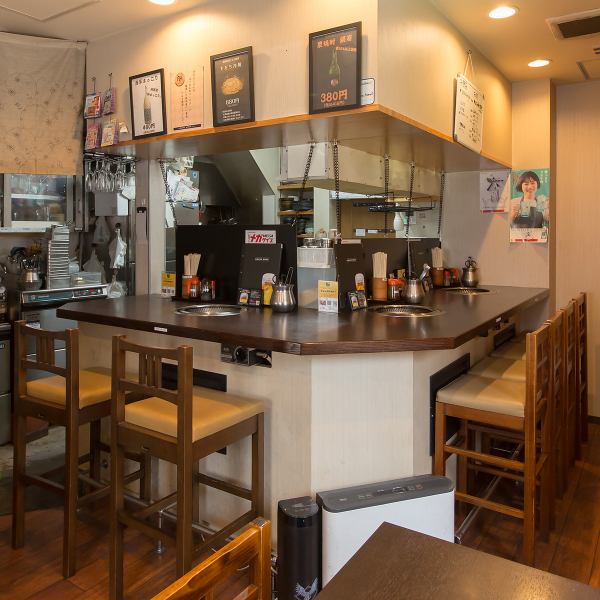 【カウンター席もご用意】当店では、テーブル席だけでなく、カウンター席も6席ご用意しております。お仕事終わりにサクッと、デート、女子会、宴会利用など、用途に合わせて使いやすい店内です。お肉は黒毛和牛カルビやハラミなどの定番部位から、本日の希少部位まで幅広くご用意しております。