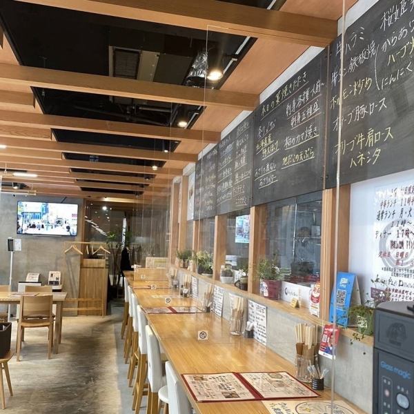 余分なものがないシンプルでスタイリッシュな空間♪鍛冶屋町の創作居酒屋です。店内の黒板にはおすすめメニューやドリンクを記載。メニュー表にない限定料理・お酒も載っているのでぜひチェックしてください♪ごゆっくりお楽しみください♪