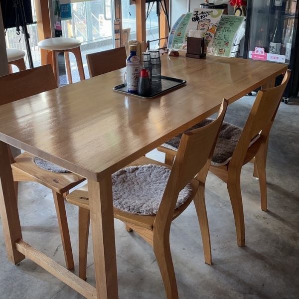 木の温もり溢れる店内はどこか安心感のある居心地の良い空間。人数に合わせてご対応いたします！カウンター席もございますので、ランチタイムのご利用はもちろん、お仕事終わりのサク飲みにもおすすめです◎日常使いから各種宴会までぜひ当店をご活用ください♪