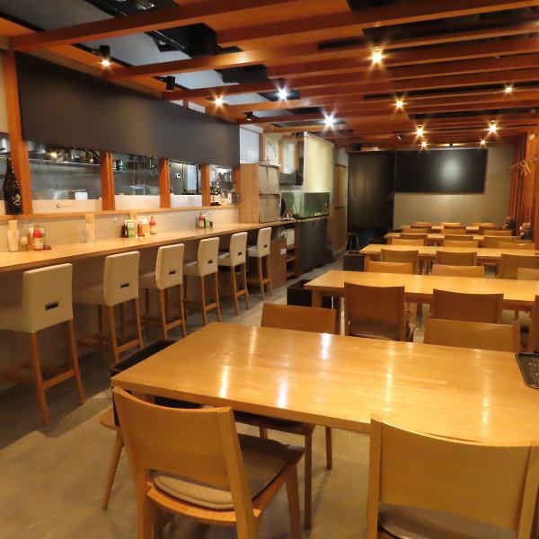 木の温もり溢れる店内はどこか安心感のある居心地の良い空間。店内の黒板にはおすすめメニューやドリンクを記載。メニュー表にない限定料理・お酒も載っているのでぜひチェックしてください♪ごゆっくりお楽しみください♪