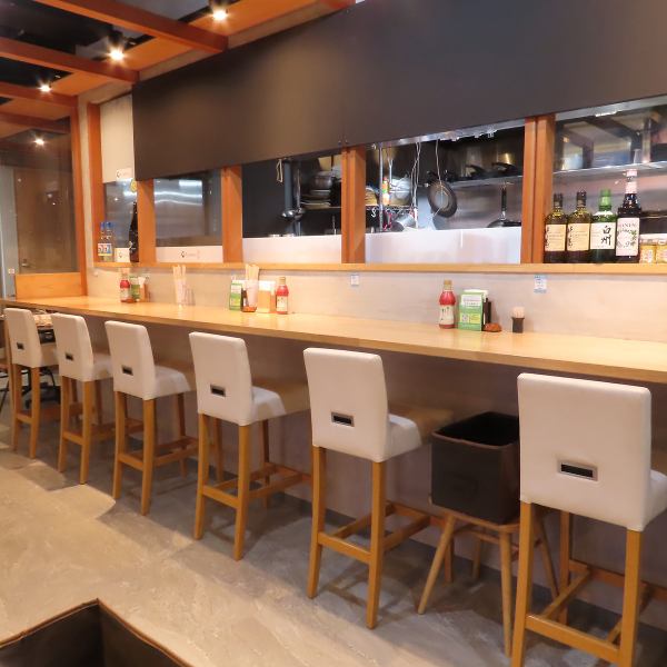 カウンター席もございますので、ランチタイムのご利用はもちろん、お仕事終わりのサク飲みにもおすすめです◎日常使いから各種宴会までぜひ当店をご活用ください♪
