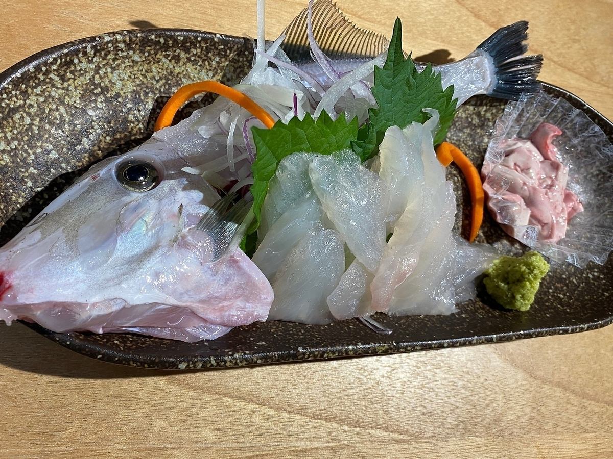 生け簀の新鮮な活魚をお刺身で。接待や食事会にオススメ◎
