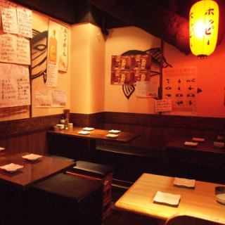 店内奥のテーブル席。少人数での宴会が可能。宴会コースは4500円～。（新橋　飲み会　貸切　飲み放題　3時間　鍋）