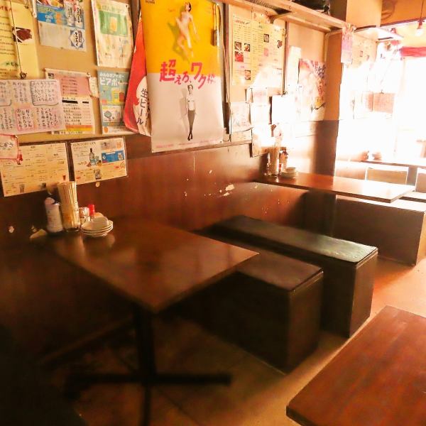 奥には落ち着いてゆったり12名まで座れるテーブル半個室空間。会社のご宴会に最適で人気のお席でございます☆部署単位での宴会に関しては地下の完全個室がございますので気軽にご相談くださいませ♪2名～4名様は1階のスペースでごくつろぎくださいませ。（わっつり 新橋 飲み会 3時間 飲み放題 貸切 完全個室）