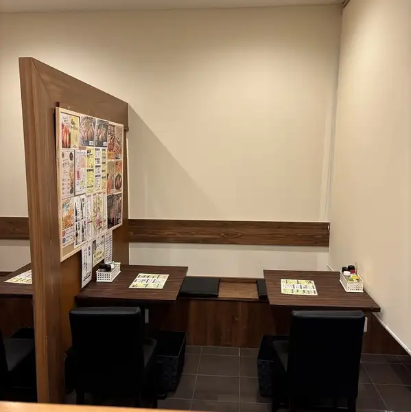 壁際に配置されたテーブル席は、周囲の視線を気にせずにゆったりと過ごせるため、親しいご友人との少人数での飲み会にぴったりのお席です◎壁に貼られたおすすめメニューを眺めながら、次の一杯や料理を選ぶ時間も盛り上がります♪