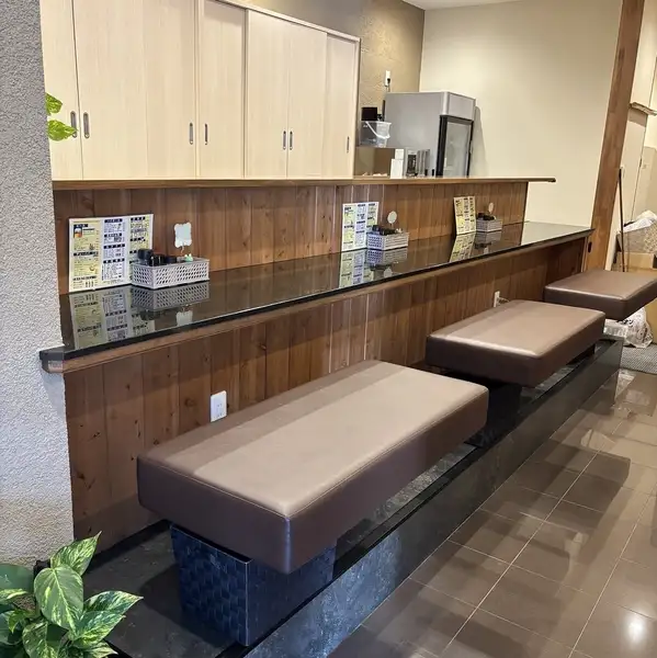 店内には、木目調の落ち着いたデザインが魅力のカウンター席をご用意しております◎しっぽりと一人飲みを楽しむのにも最適な空間です♪仕事帰りのサク飲みや、ご友人との肩を並べての語らいなど、様々なシーンで気軽にご利用いただけます◎
