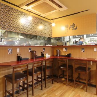 テーブル席ございます。