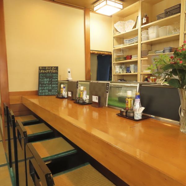 カウンター席は全4席で、おひとり様やカップルの利用にぴったり。職人が目の前で焼き上げるうなぎを眺めながら、落ち着いた空間で食事やお酒を楽しめます。静かに過ごしたい方や、ふらっと一杯という方にもおすすめできる、気取らない居心地の良さが魅力です。