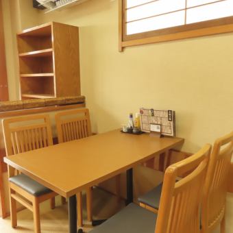 全体が畳敷きの空間に、2名～4名掛けのテーブル席を配置。木の質感が優しく、障子の光がふんわりと差し込む和やかな雰囲気です。テーブルは連結可能で、最大10名のグループ利用にも対応。ゆっくり語らいたい家族の食事や小宴会にもおすすめです。