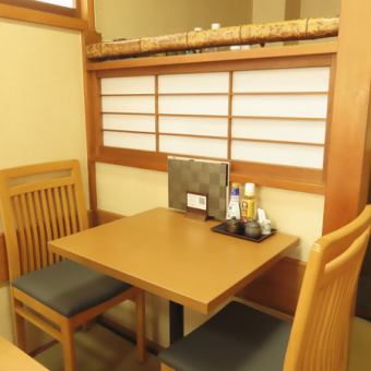 畳の上に設置されたテーブル席は、椅子に座りながら和室の落ち着きを味わえる設え。靴を脱いで上がるスタイルなので、自然とリラックスした気分に。カジュアルな和食ランチや、祖父母との外食など幅広い年代層に対応できる柔らかい空間です。